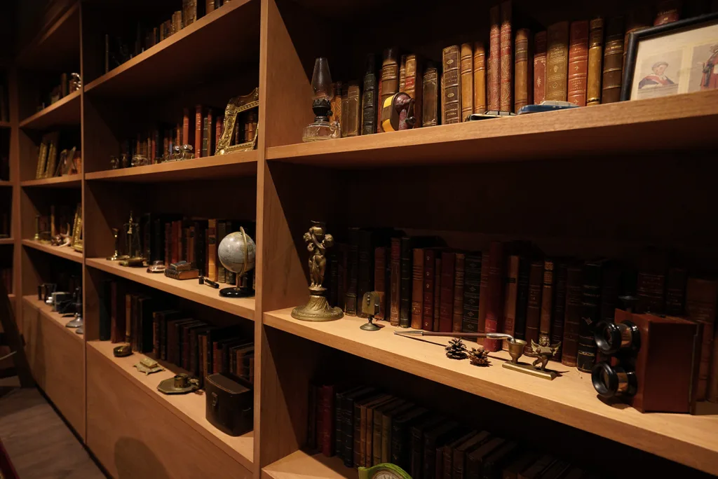 本棚の寄り。洋書に加えて地球儀や真鍮の小物、額縁などが並び、寄りのカットの背景に使えます。